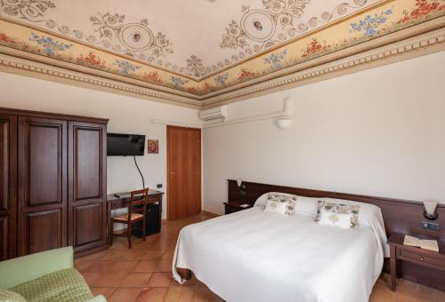 2 queen beds, 1 twin bed, 1 sofa bed