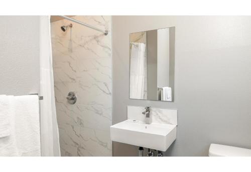 Bathroom, Motel 6 San Pedro, CA – Port of Los Angeles in Palos Verdes