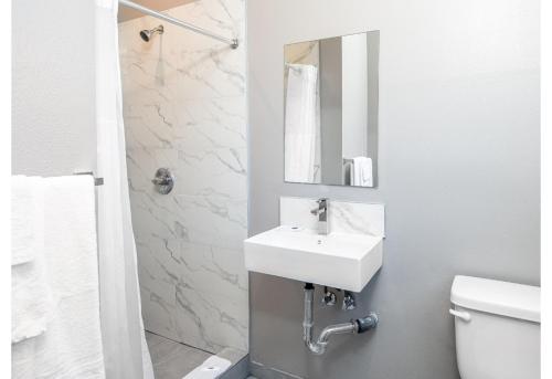 Bathroom, Motel 6 San Pedro, CA – Port of Los Angeles in Palos Verdes