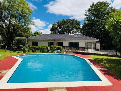 สระว่ายน้ำ, Mpande - The Roots Your Home Away from Home in มาโกโกบา