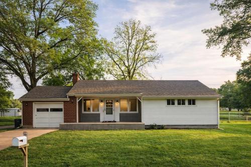 3 BR w large yard and pet friendly Near Kansas City!