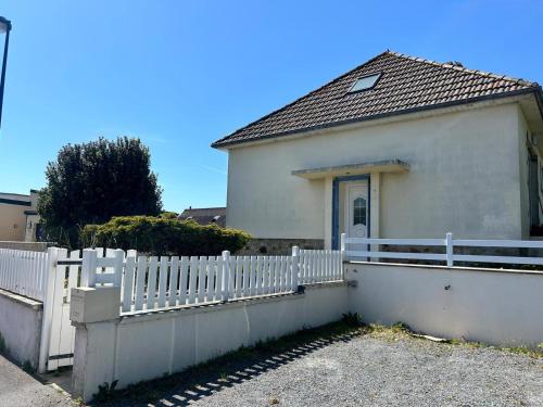 La maison bleue vacance et jardin, la mer à 550 m (La maison bleue vacance et jardin, la mer a 550 m) in Blenvila Surmēra