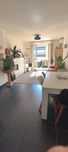 Apartment with terrace near the sea