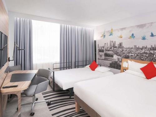1 queen bed, 2 sofa beds