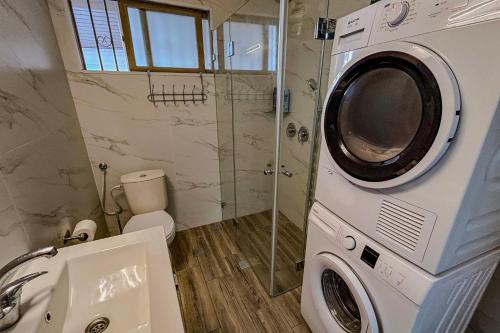 douche, Studio with Terrace & Free Parking in Herzliya