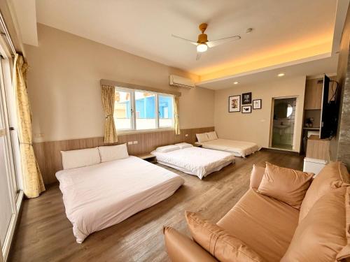 3 queen beds