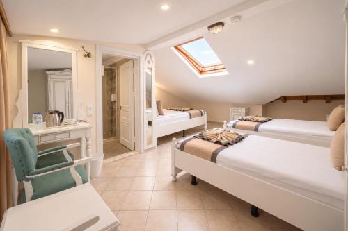 1 double bed, 2 twin beds