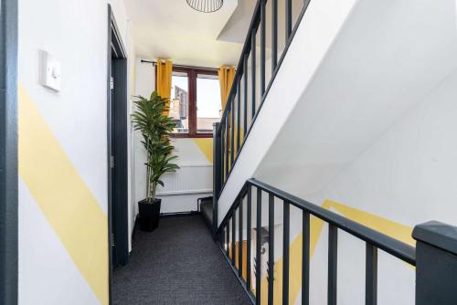 3 Bedroom Apartment with Balcony Sleeps 7 Sheffield City Centre - image 4