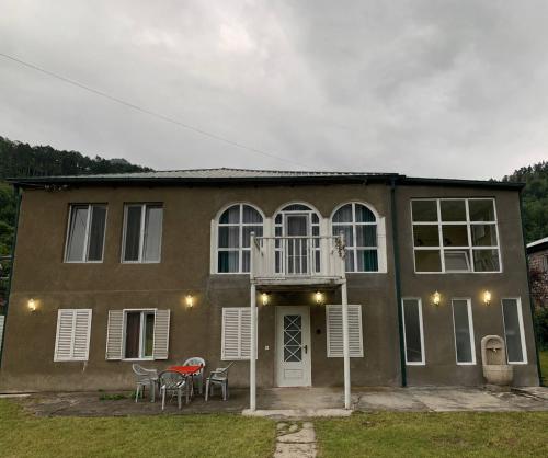 Sisäänkäynti, Vintage 4BR Borjomi Hideaway in Akhaldaba