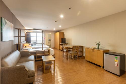 B.U. Place Hotel Bangkok Room Type - Superior Studio with 2 Single Beds