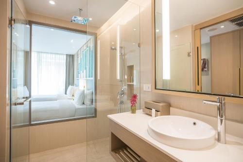 room detail thumbnail 2