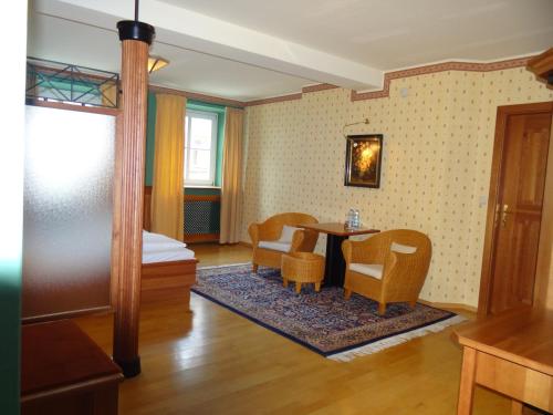 1 queen bed, 2 twin beds