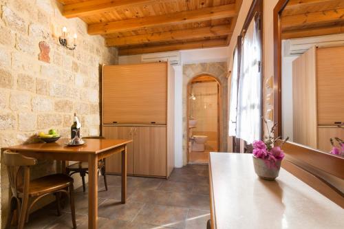 Camelot Traditional & Classic Hotel - image 4