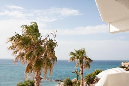 Deluxe Triple Room with Balcony and Sea View image 7