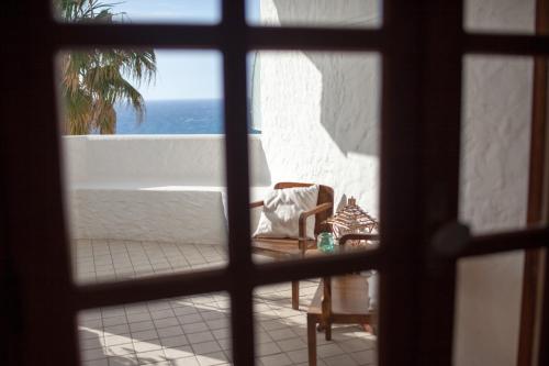 Deluxe Triple Room with Balcony and Sea View image 6