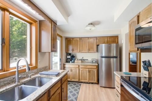 5 min to Colgate, Sleeps 8, Game Room, Sauna in Hamilton (NY)