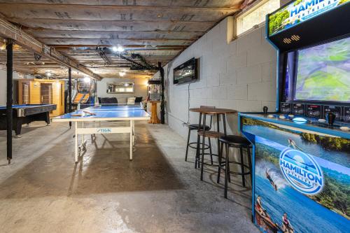 5 min to Colgate, Sleeps 8, Game Room, Sauna in Hamilton (NY)