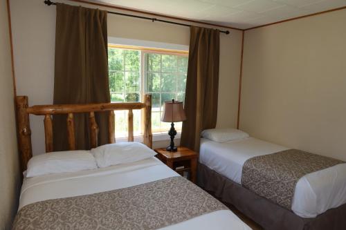 1 queen bed, 1 double bed, 1 twin bed
