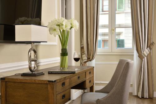 FH55 Hotel Calzaiuoli Room Type - Deluxe Double or Twin Room with City View FH55 Hotel Calzaiuoli Room Type - Deluxe Double or Twin Room with City View