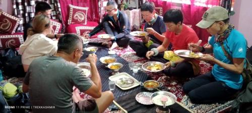 Jakarta paying guest house in Сринагар