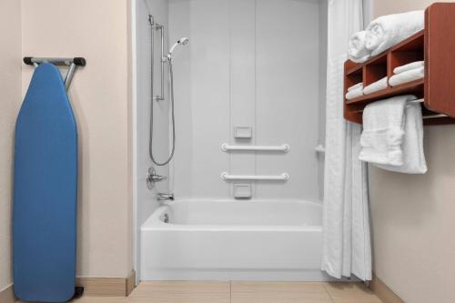 La Quinta Inn & Suites by Wyndham Midwest City - Tinker AFB Room Type - King Room - Disability Access