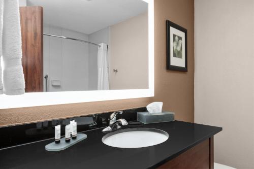 La Quinta Inn & Suites by Wyndham Midwest City - Tinker AFB Room Type - Deluxe Family Suite