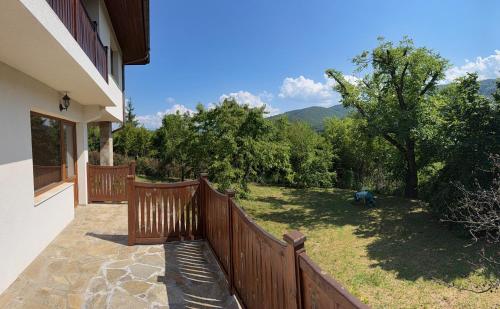 Rõdu/terrass, The Old Walnut House in Troyan