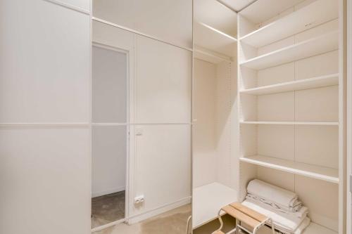 Modern 1BDR 2P flat with a balcony – Ménilmontant - image 5