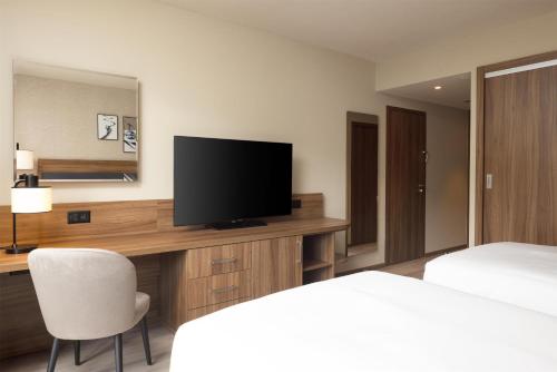 1 queen bed, 2 twin beds, 1 sofa bed