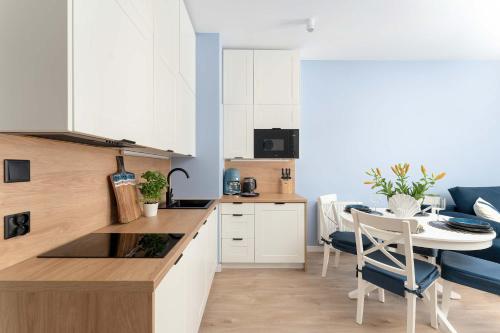 Stylowy Apartament z Klimatyzacją i Parkingiem Blisko Plaży by Noclegi Renters - image 2