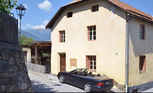 SOMMERFRISCHE TSCHENGLS Ein ganzes historisches Ferienhaus für euch in SÜDTIROL Urlaub im ruhigen Bergdorf Tschengls im Vinschgau mit Weitblick und Gartenterrasse ideal für Kleingruppen Familien mit Hund