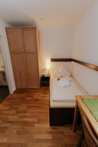1 twin bed, 2 bunk beds