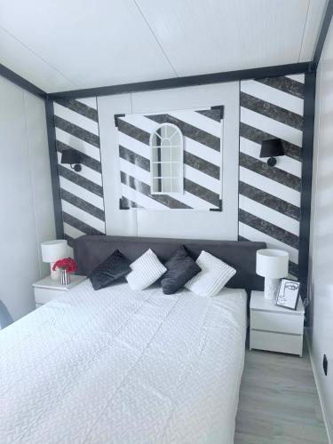 5 twin beds, 1 sofa bed