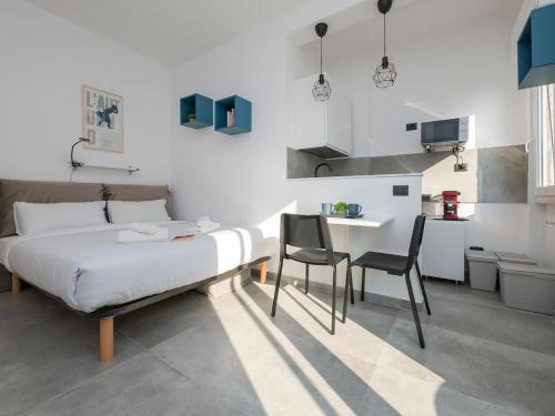Quiet and bright studio apt with a balcony and AC