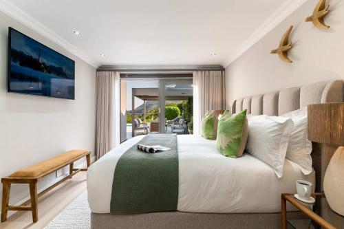 Nura Townhouse Camps Bay with Private Pool & Views - image 3