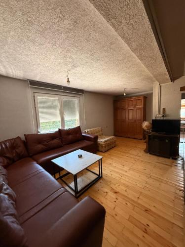 Ereniku Alpine Cabin-Riverfront Escape in 伦巴德