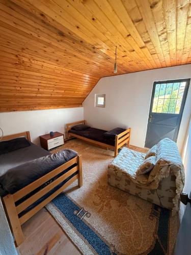 Ereniku Alpine Cabin-Riverfront Escape in 伦巴德