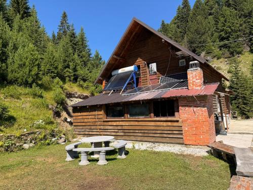 Ereniku Alpine Cabin-Riverfront Escape in 伦巴德