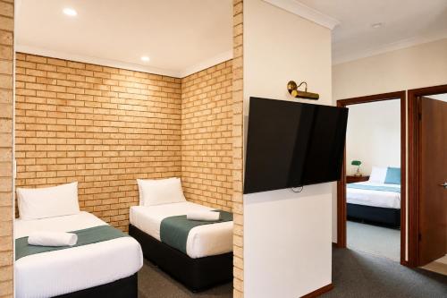 1 queen bed, 2 twin beds
