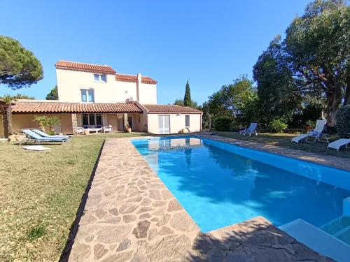 LE MAS JUAN villa climatisée, au calme, avec piscine, grand jardin et vue mer panoramique