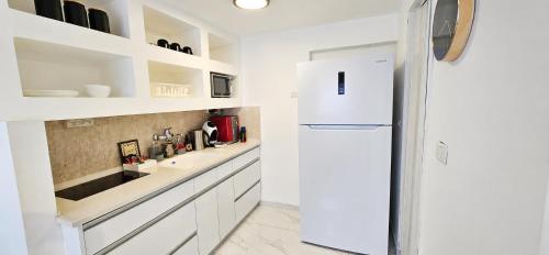 ห้องครัว, נווה שחר- צימר משפחתי מקסים עם ג'קוזי פרטי ובריכה ליד הכנרת in เลคไซด์