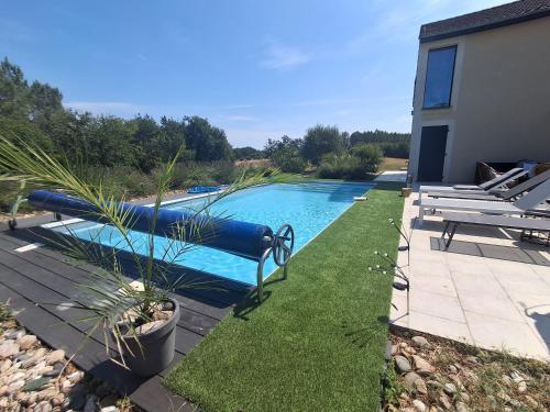 Swimming pool, La Noyeraie in Saint-Aubin-de-Nabirat