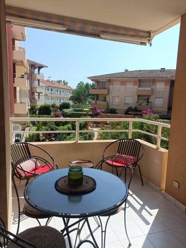 Studio climatisé à deux pas de la plage et de la marina