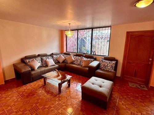 Modern 2 bedroom apartment and parking