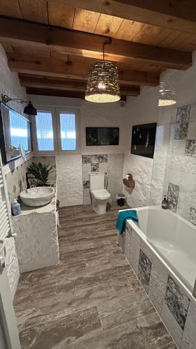 Fürdőszoba, DeMaJia. Casa entera: en Castillejo de Robledo in Castillejo de Robledo