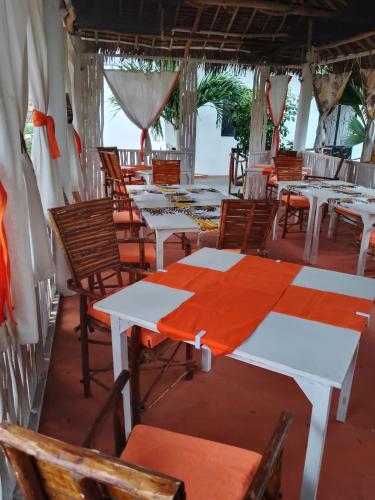 Al Mar Bed and Breakfast in Уатаму