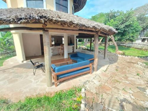 Viesnīcas āriene, Tiny house, kitchen downstairs in Shimoni