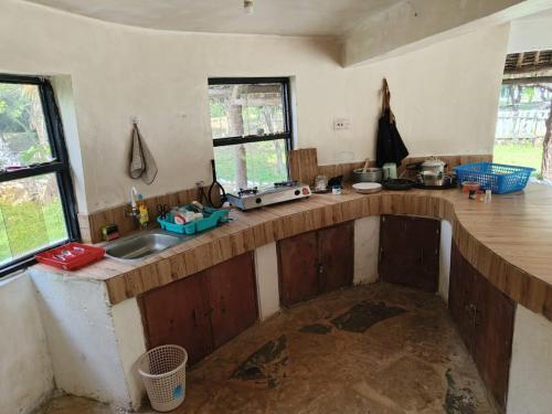 virtuve, Tiny house, kitchen downstairs in Shimoni