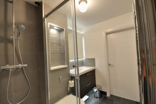 Bathroom, The Garden Apartment, Near Airport & City in Manchester South