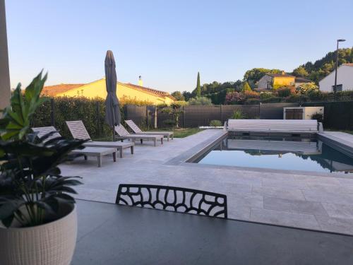 villa récente climatisée avec piscine privée